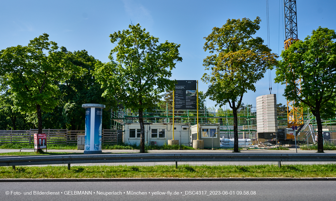 01.06.2023 - Neue Holzwände für das Haus für Kinder in Neuperlach in München